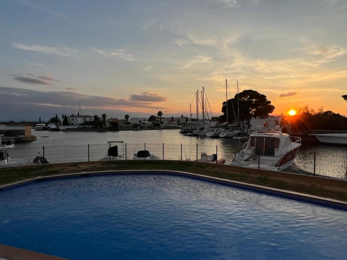 Blau Apartamento Frente A Los Canales Y Las Puestas De Sol De Roses Eksteriør bilde