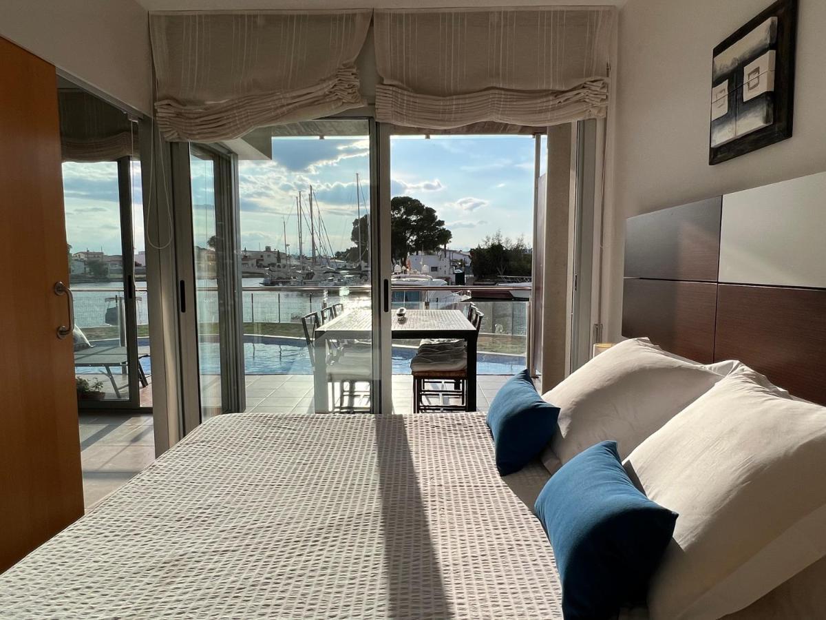 Blau Apartamento Frente A Los Canales Y Las Puestas De Sol De Roses Eksteriør bilde