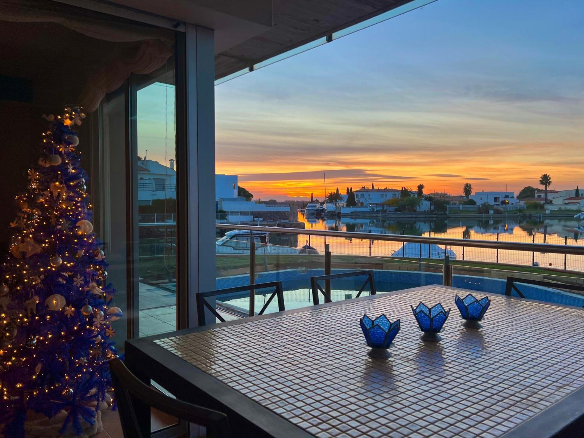 Blau Apartamento Frente A Los Canales Y Las Puestas De Sol De Roses Eksteriør bilde