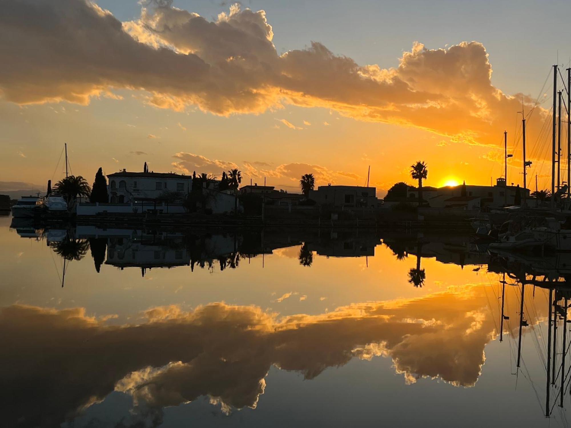 Blau Apartamento Frente A Los Canales Y Las Puestas De Sol De Roses Eksteriør bilde