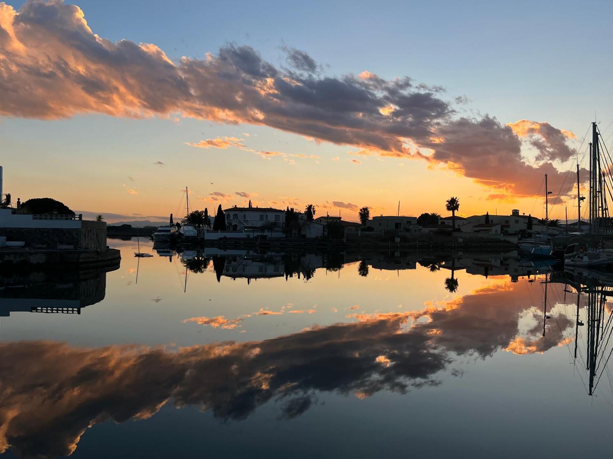 Blau Apartamento Frente A Los Canales Y Las Puestas De Sol De Roses Eksteriør bilde