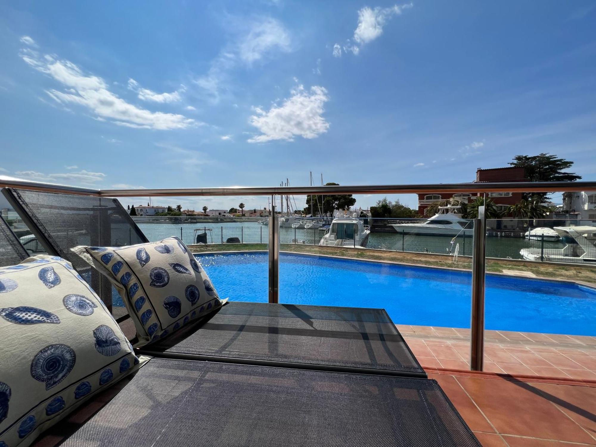 Blau Apartamento Frente A Los Canales Y Las Puestas De Sol De Roses Eksteriør bilde